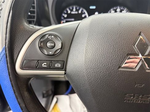 Used 2020 Mitsubishi Outlander ES image 32