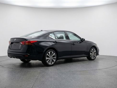 Used 2025 Nissan Altima 2.5 SV image 9