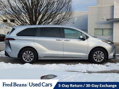 Used 2023 Toyota Sienna LE image 7