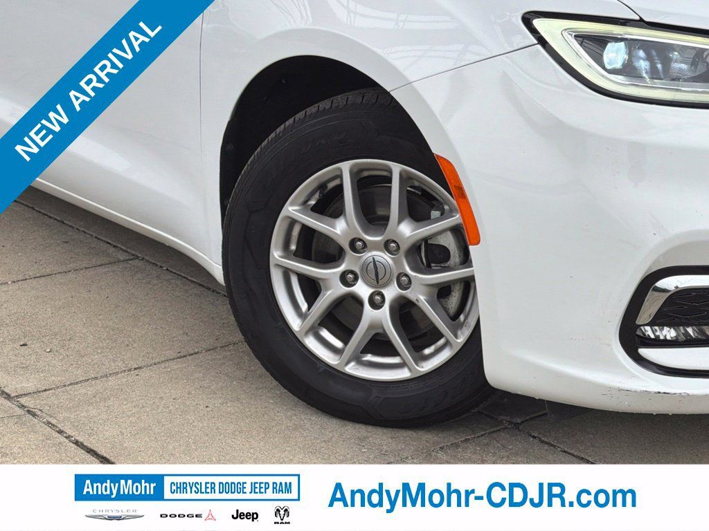 Used 2024 Chrysler Pacifica Touring-L FWD image 10