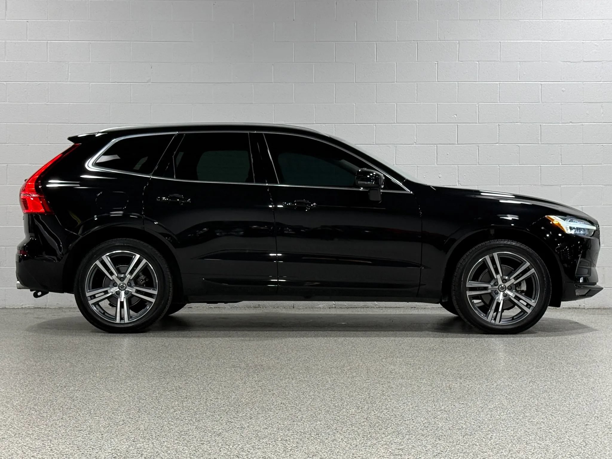 Used 2021 Volvo XC60 T5 Momentum w/ Premium Package FWD image 5