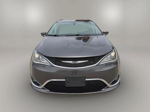 Used 2019 Chrysler Pacifica Touring-L FWD image 2