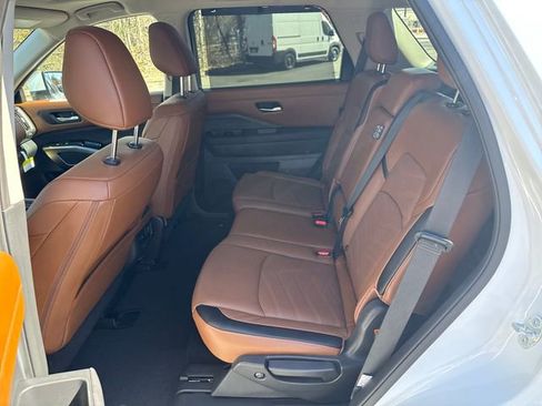 Used 2025 Nissan Pathfinder Platinum w/ Black Appearance Package AWD/4WD image 15