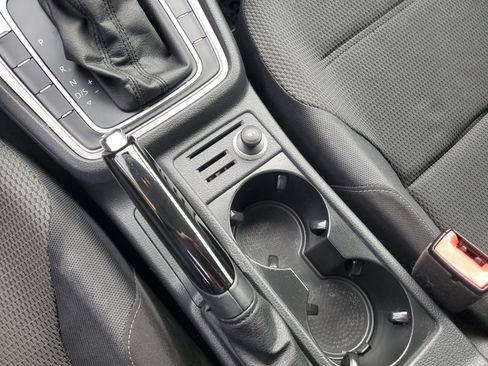 Used 2016 Volkswagen Golf S image 22