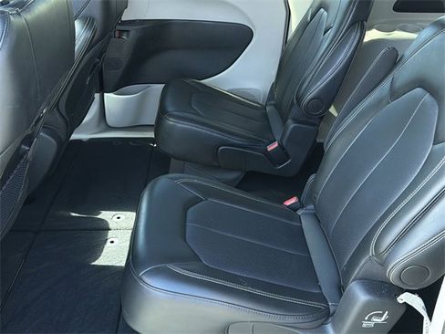 Used 2024 Chrysler Pacifica Touring-L image 10