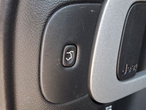 Used 2018 Jeep Cherokee Limited AWD/4WD image 29