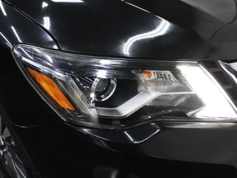 Used 2019 Nissan Pathfinder S image 21