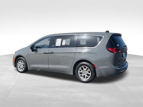 Used 2023 Chrysler Pacifica Touring-L FWD image 6