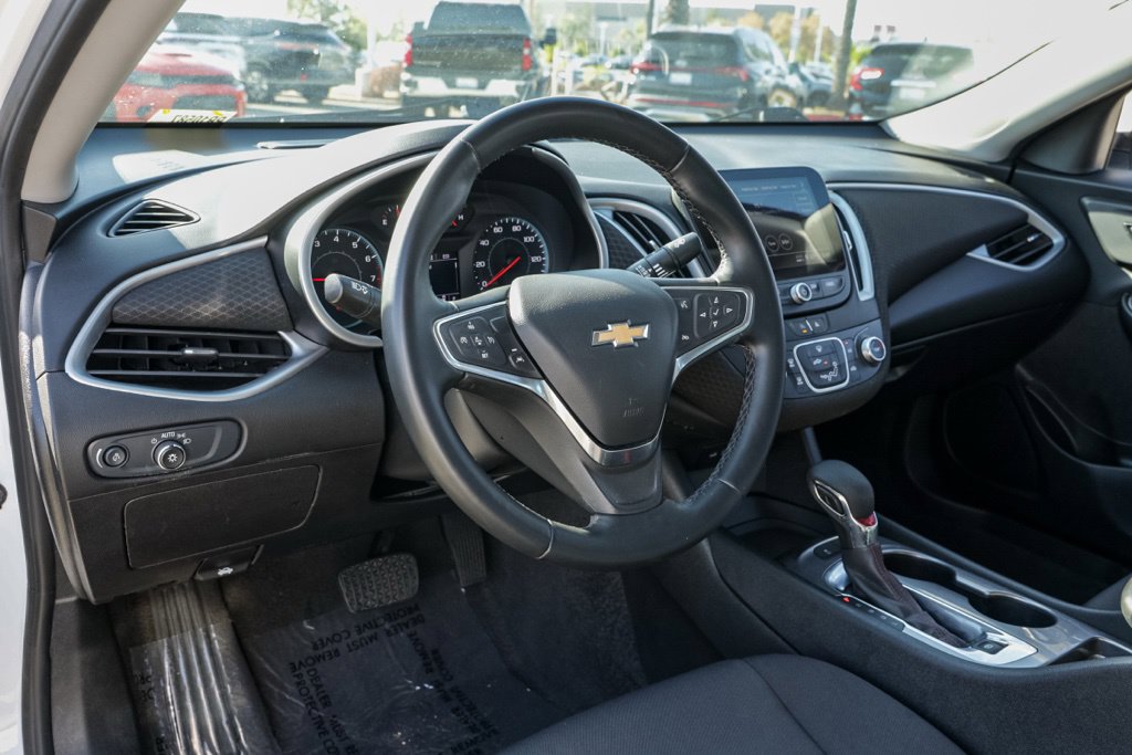 Used 2025 Chevrolet Malibu RS FWD image 17