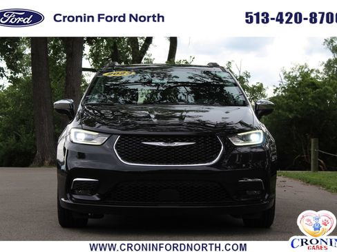 Used 2023 Chrysler Pacifica Limited FWD image 2