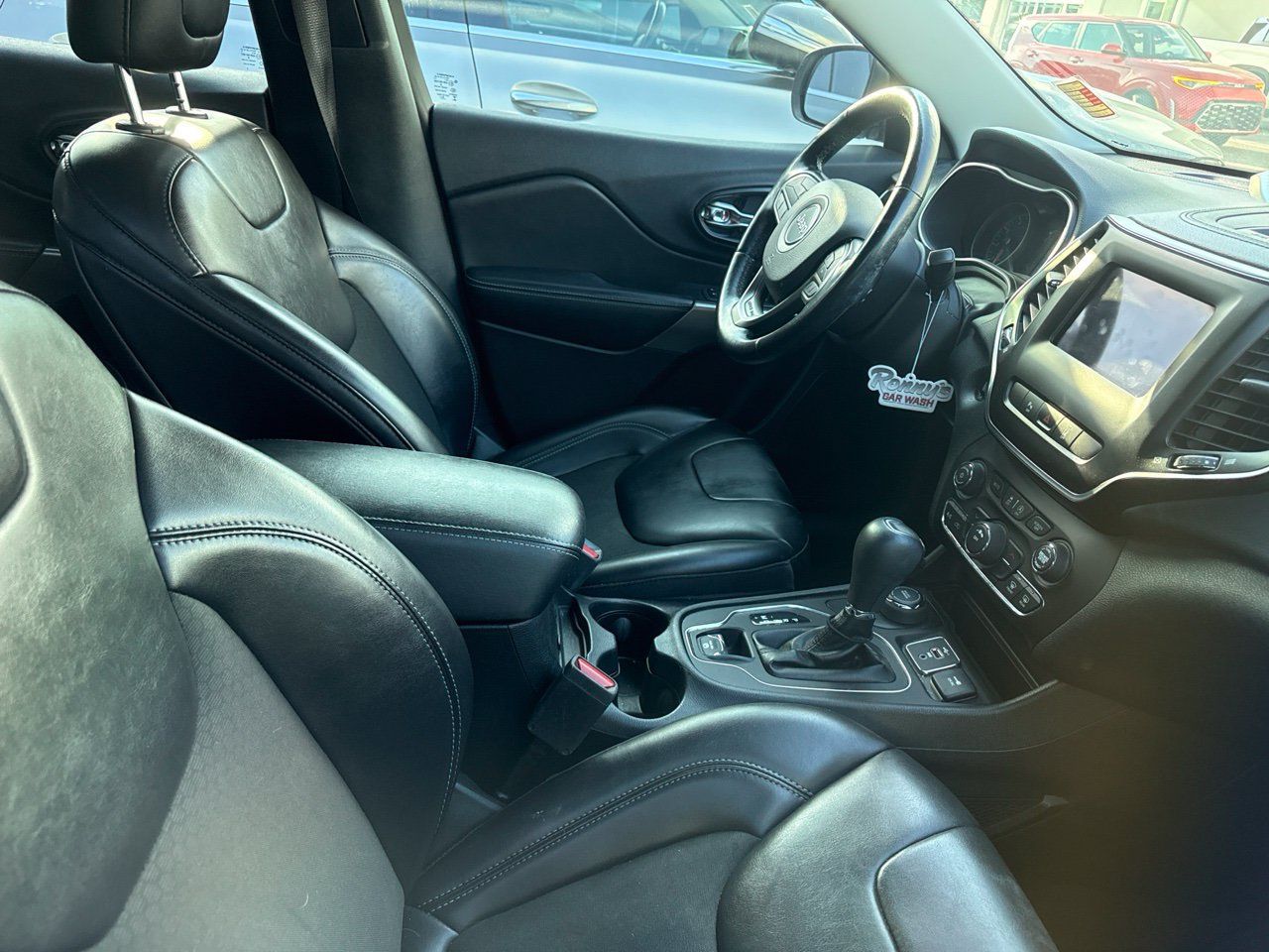 Used 2021 Jeep Cherokee Latitude Plus AWD/4WD image 3