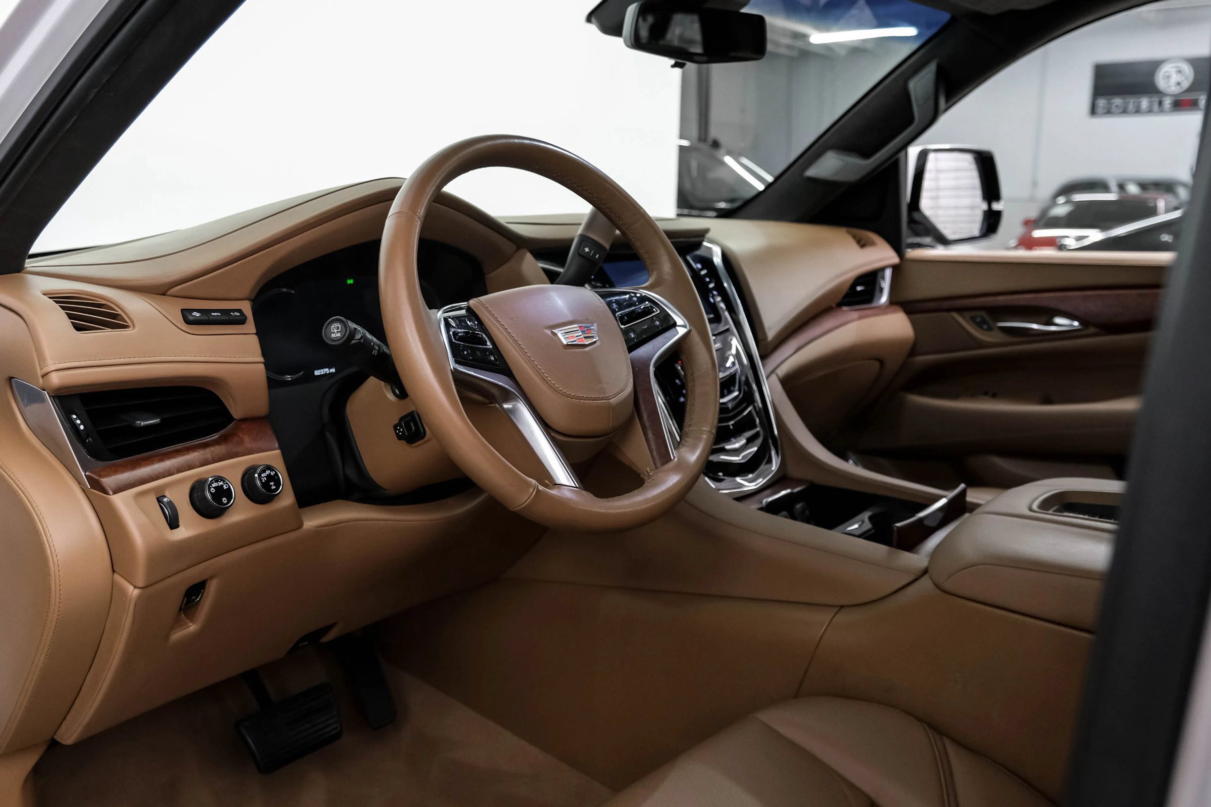 Used 2017 Cadillac Escalade ESV Platinum AWD/4WD image 2