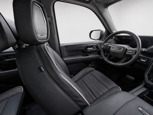 Used 2025 GMC Yukon AT4 Ultimate w/ LPO, Floor Liner Package AWD/4WD image 10