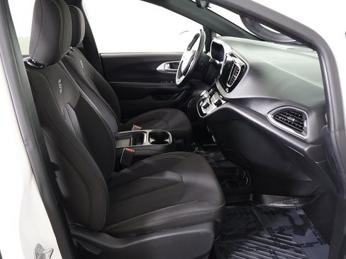 Used 2018 Chrysler Pacifica Touring Plus w/ S Appearance Package image 31