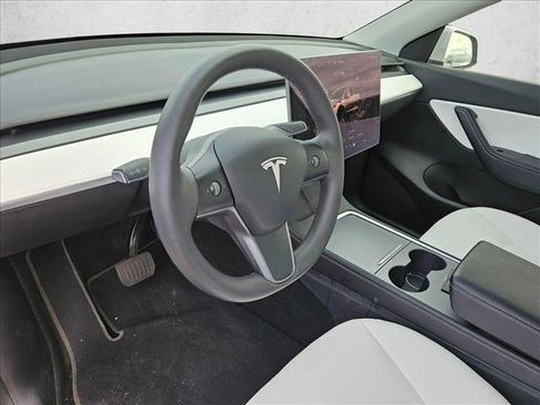 Used 2022 Tesla Model Y Long Range image 10