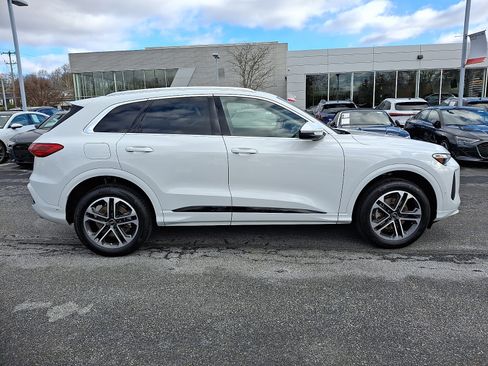 Certified 2025 Audi Q5 Premium w/ Convenience Package image 7