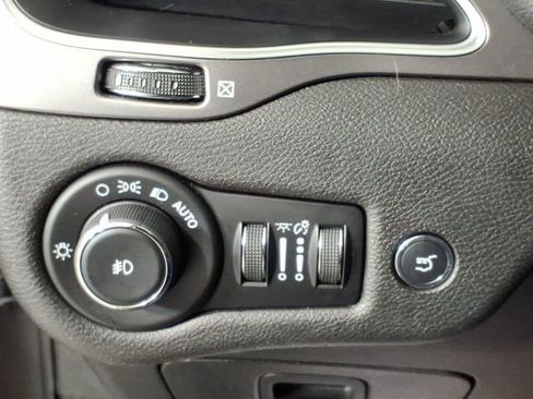 Used 2019 Jeep Cherokee Latitude Plus w/ Comfort/Convenience Group image 26