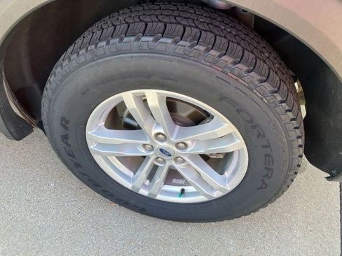 Used 2023 Ford Explorer XLT w/ Equipment Group 202A AWD/4WD image 27