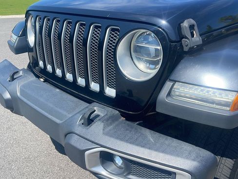 Used 2018 Jeep Wrangler Unlimited Sahara AWD/4WD image 16