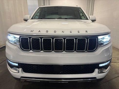 Used 2022 Jeep Wagoneer Series III w/ Premium Group I AWD/4WD image 2