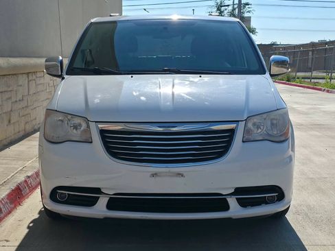 Used 2014 Chrysler Town & Country Touring-L w/ Driver Convenience Group FWD image 7