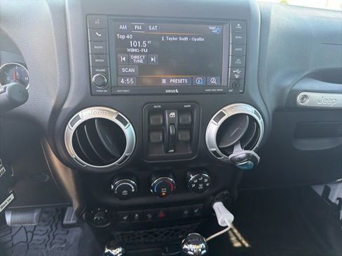 Used 2018 Jeep Wrangler Unlimited Sahara w/ Connectivity Group AWD/4WD image 10