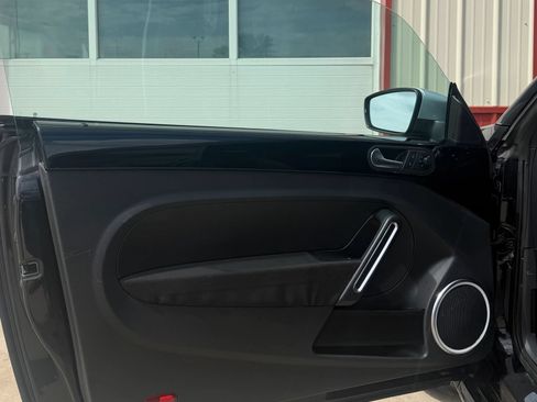 Used 2012 Volkswagen Beetle Launch Edition FWD image 4