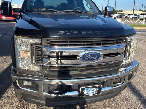 Used 2017 Ford F250 XLT w/ XLT Premium Package AWD/4WD image 3