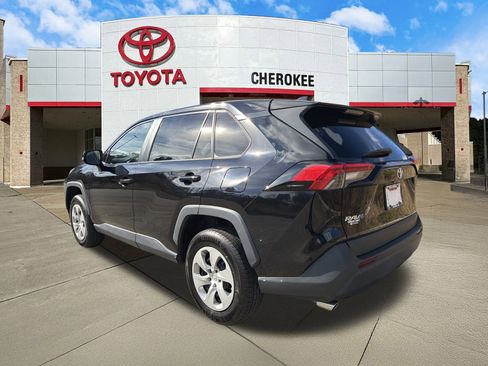 Used 2022 Toyota RAV4 LE image 7
