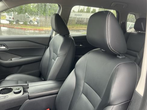 Used 2025 Nissan Rogue SL AWD/4WD image 15