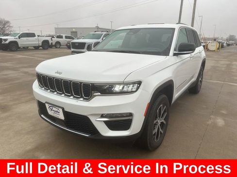 Used 2025 Jeep Grand Cherokee Limited image 3