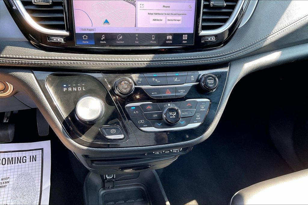 Used 2024 Chrysler Pacifica Limited FWD image 17