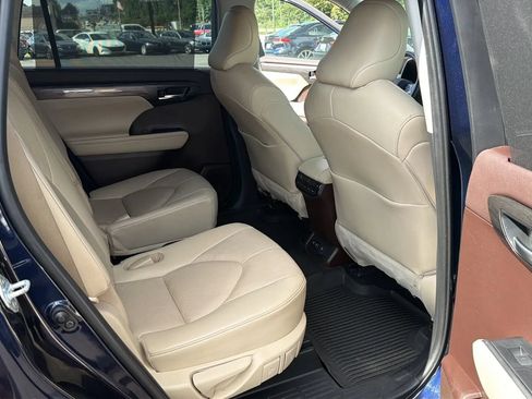 Used 2021 Toyota Highlander Platinum AWD/4WD image 19