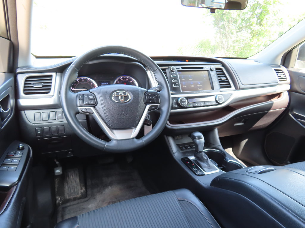 Used 2016 Toyota Highlander Plus AWD/4WD image 4