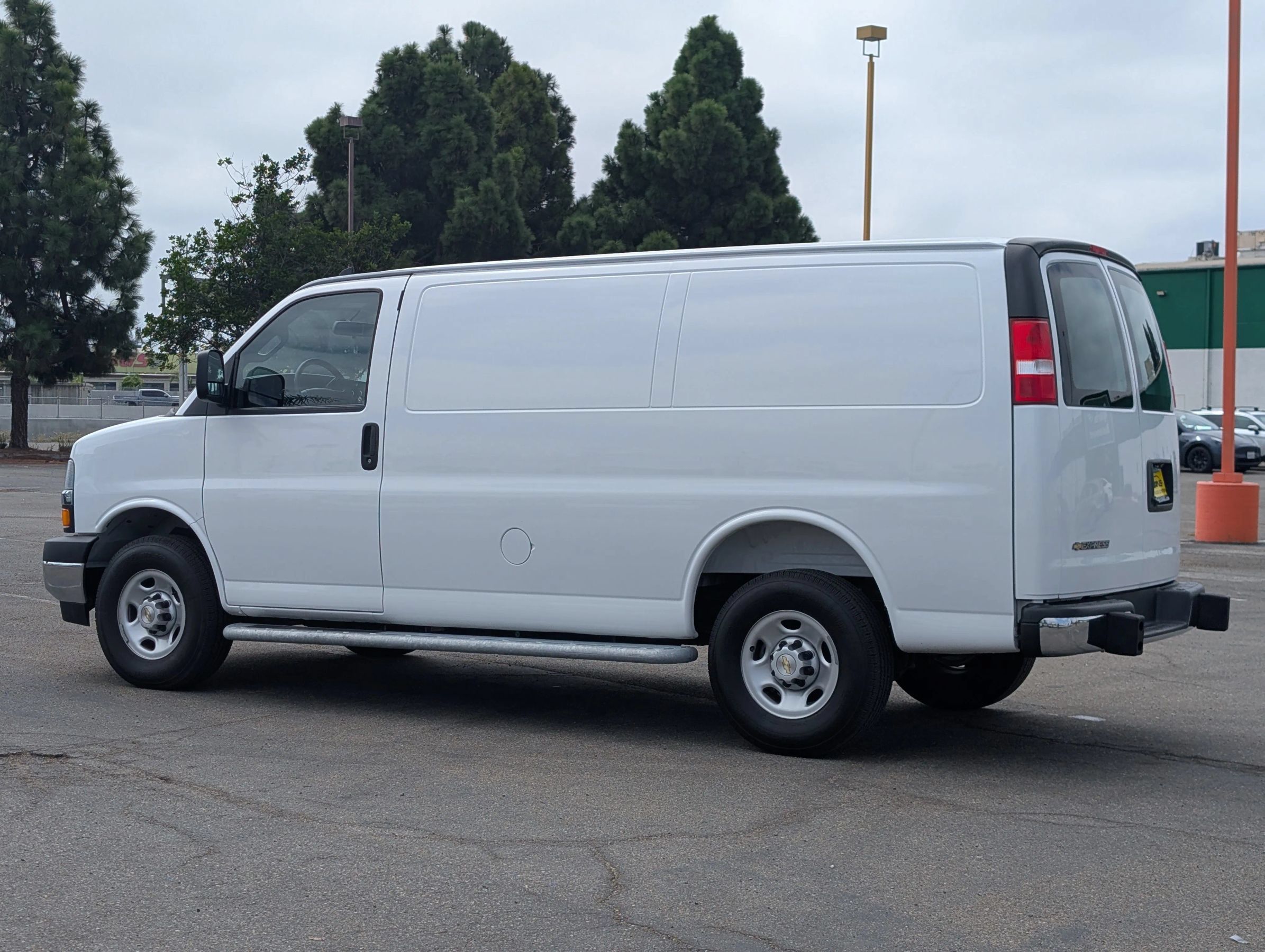 Used 2025 Chevrolet Express 2500 w/ Driver Convenience Package RWD image 5