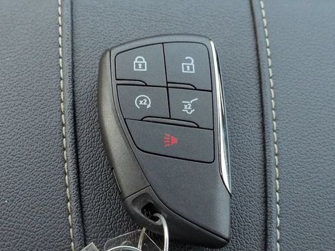 Used 2025 Chevrolet Traverse LT w/ Driver Confidence Package FWD image 29