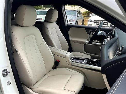 Used 2025 Mercedes-Benz GLA 250 4MATIC image 7