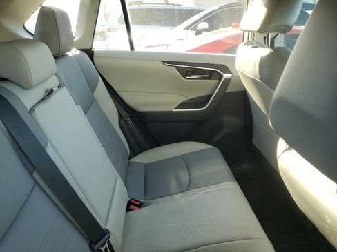 Used 2019 Toyota RAV4 XLE Premium image 8