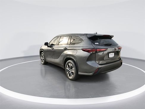 Used 2024 Toyota Highlander XLE image 6