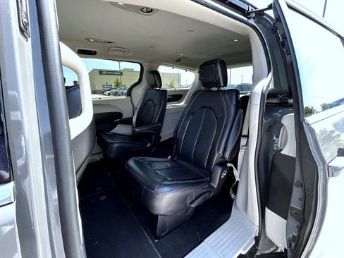 Used 2022 Chrysler Pacifica Touring-L FWD image 21