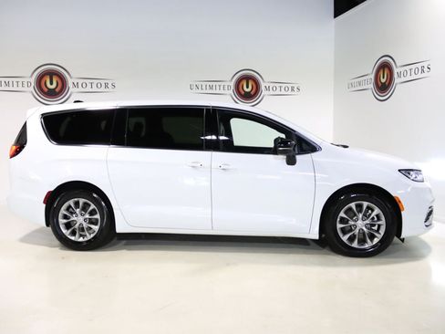 Used 2026 Chrysler Pacifica Limited FWD image 31