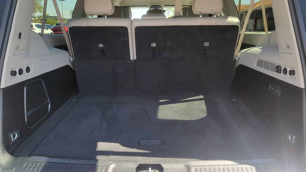 Used 2024 Jeep Wagoneer L Series II w/ Flexible Seating Group RWD image 14