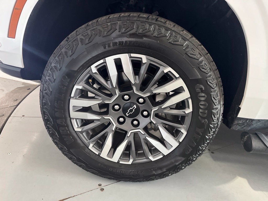 Used 2025 Chevrolet Suburban Z71 AWD/4WD image 14