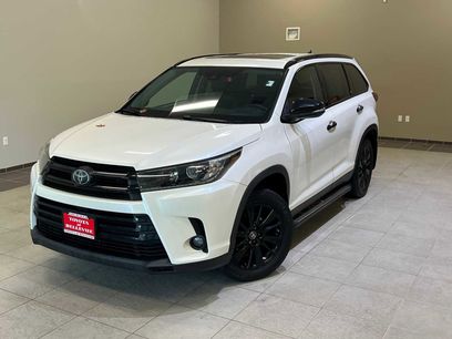 Used 2019 Toyota Highlander SE w/ Nightshade Edition