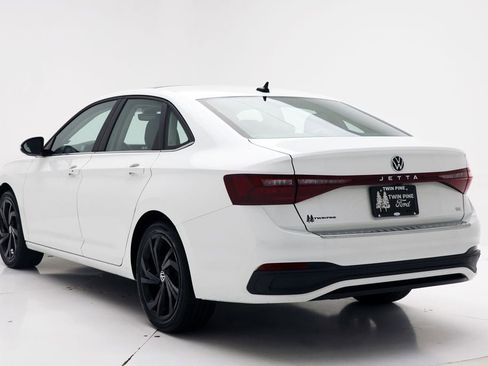 Used 2025 Volkswagen Jetta SE FWD image 6