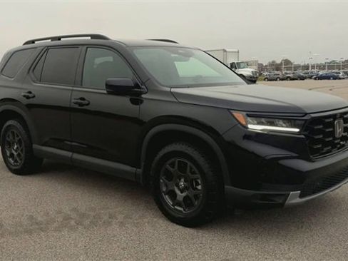 Used 2025 Honda Pilot TrailSport image 2