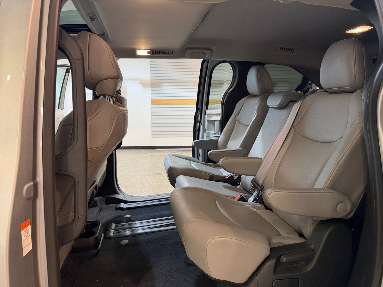 Used 2025 Toyota Sienna XLE FWD image 26