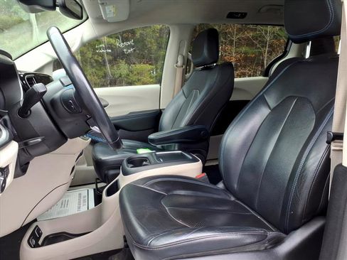 Used 2021 Chrysler Pacifica Touring-L image 15