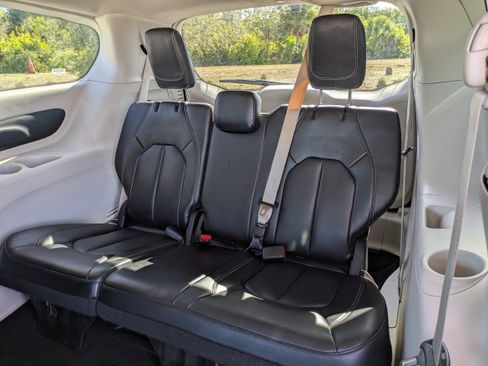 Used 2023 Chrysler Pacifica Touring-L image 15