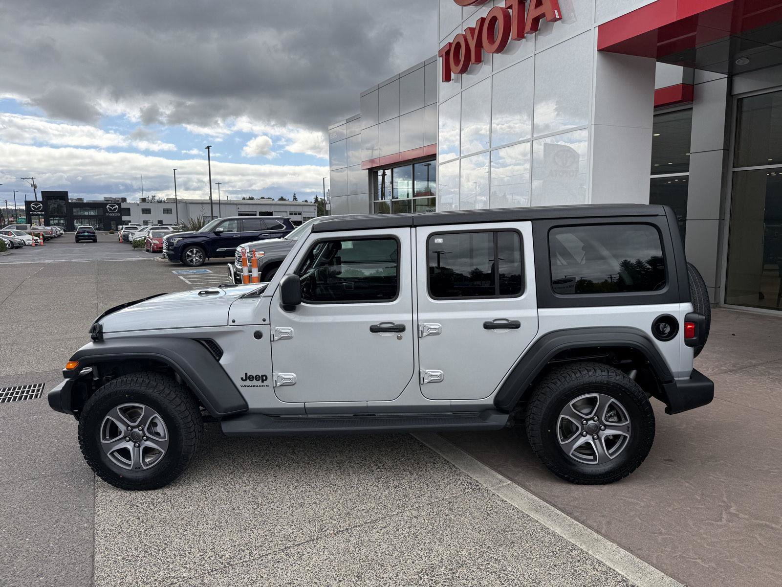 Used 2023 Jeep Wrangler Unlimited Sport AWD/4WD image 3